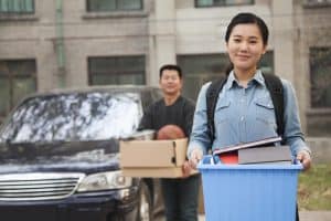 student moving in to her dorm